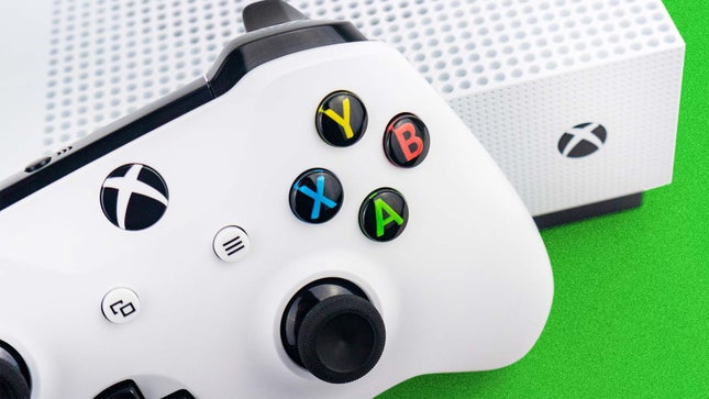 The image shows an Xbox controller installed on an Xbox Series S console. 